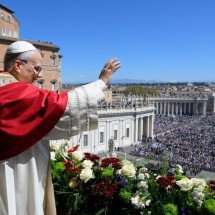 Papa pede que se 'escolha a paz' em sua primeira mensagem de Páscoa - AFP PHOTO / VATICAN MEDIA
