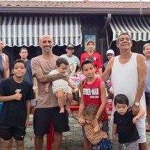 Veja Zeca Pagodinho distribuindo ovos de Páscoa para comunidade em Xerém - Reprodução/Instagram