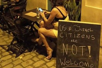 Bar no Rio de Janeiro coloca placa em que diz que norte-americanos e israelenses não são bem-vindos no estabelecimento -  (crédito: Parthisan via instagram)