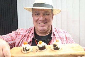 Com seu caracter&iacute;stico chap&eacute;u, Fl&aacute;vio Trombino anuncia a abertura do Alter para os pr&oacute;ximos dias -  (crédito: Marcos Vieira/EM/D.A Press)