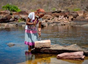 Alexandre augusto fotografou personagens da vida real na chapada diamantina, mulheres que ganham o sustento talhando paralelepípedos, sem dispensar o esmalte nas unhas -  (crédito: Alexandre Augusto/Divulgação)