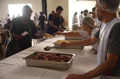 Voluntários servem almoço de Páscoa para pessoas em situação de vulnerabilidade durante ação do projeto 'Comida que Abraça', na região da Lagoinha, em Belo Horizonte. -  (crédito: Gladyston Rodrigues/EM/D.A.Press)