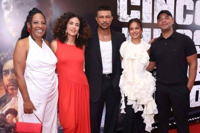 Rejane Faria, Bárbara Colen, Xamã, Bella Campos e o diretor Bruno Bini em noite de pré-estreia de 'Cinco tipos de medo' -  (crédito: Divulgação)