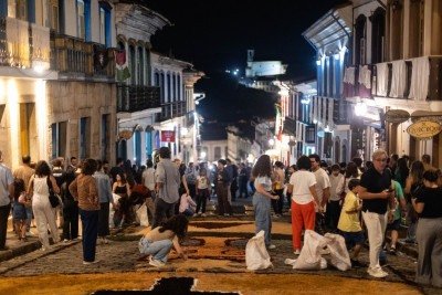 Durante a madrugada, dezenas de pessoas, entre moradores e visitantes, fizeram os tapetes devocionais -  (crédito: Ane Souz/Divulgação)