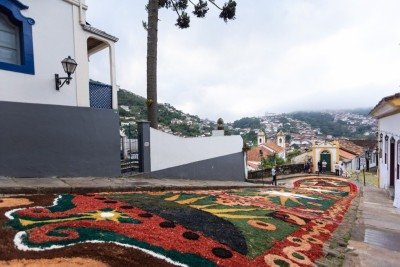 Tapetes confeccionados durante a madrugada para a procissão de Páscoa em Ouro Preto  -  (crédito:  ANE SOUZ)