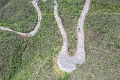 Curvas fechadíssimas contornando a Serra do Rola-Moça exigem cuidado de quem segue rumo a Casa Branca, no município de Brumadinho     -  (crédito: Leandro Couri/EM/D.A Press)