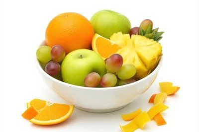 Frutas são alimentos nutritivos e, em geral, pouco calóricos, o que pode favorecer o controle do peso. Elas fornecem vitaminas, minerais e antioxidantes importantes para o organismo. Além disso, costumam ser uma alternativa saudável para saciar a fome ao longo do dia. -  (crédito: Imagem gerada por i.a.)