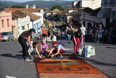 Missa de Páscoa e confecção dos tapetes, na Igreja de Santa Luzia-MG. -  (crédito: Gladyston Rodrigues/EM/D.A. Press)