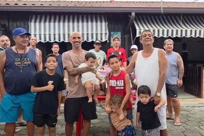 Um dia antes da Páscoa, Zeca Pagodinho fez a alegria da população de Xerém com distribuição de doces -  (crédito: Reprodução/Instagram)