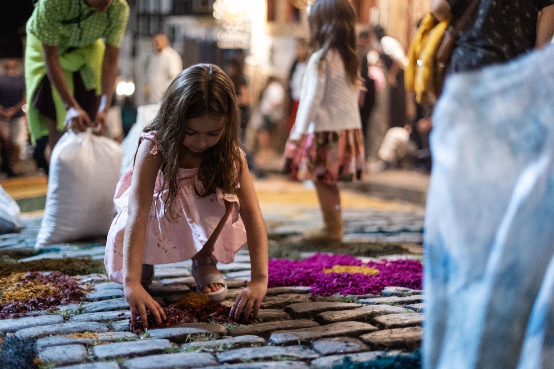 Durante a madrugada, dezenas de pessoas, entre moradores e visitantes, fizeram os tapetes devocionais-Ane Souz/Divulgação