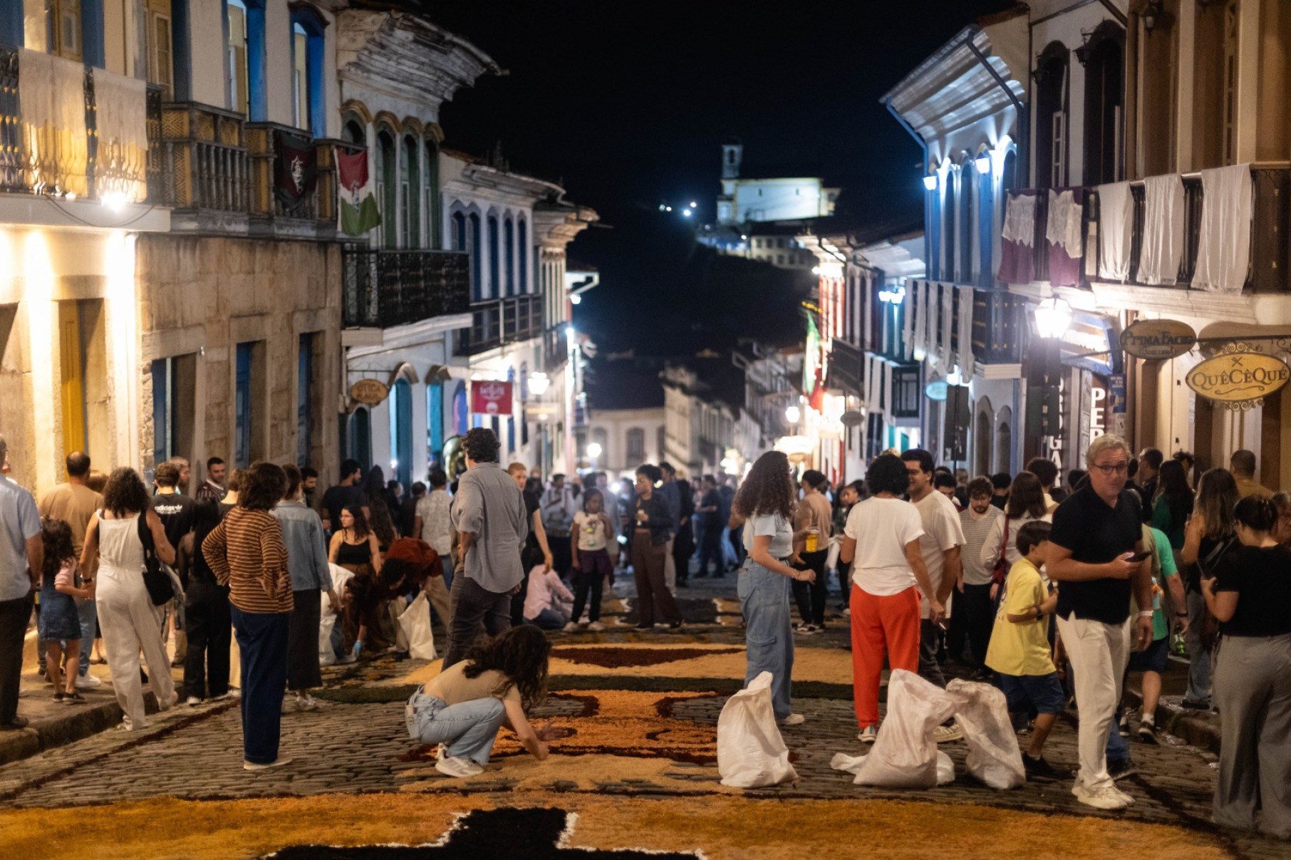 Durante a madrugada, dezenas de pessoas, entre moradores e visitantes, fizeram os tapetes devocionais-Ane Souz/Divulgação