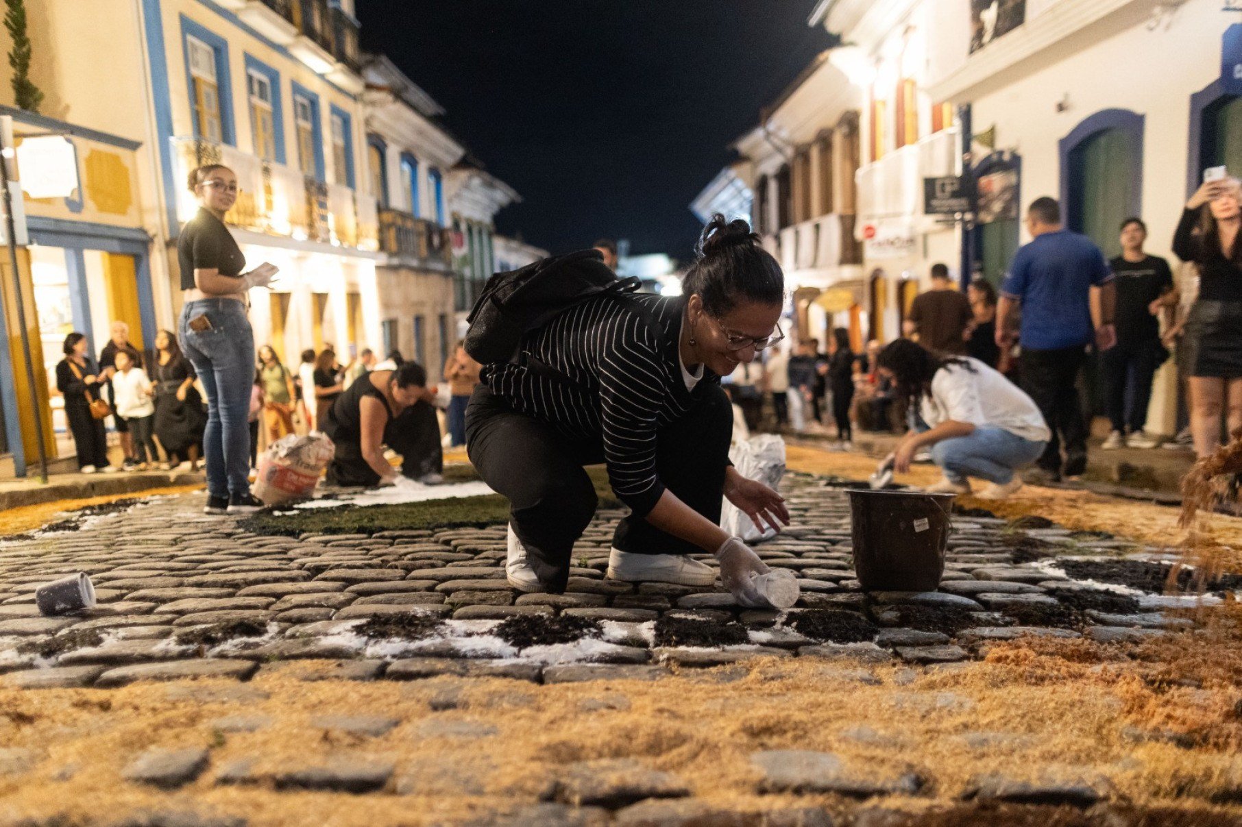 Neste ano, foram usadas 15 toneladas de serragem colorida, que se juntam a materiais (cal, pó de café e flores) para compor os desenhos-Ane Souz/Divulgação