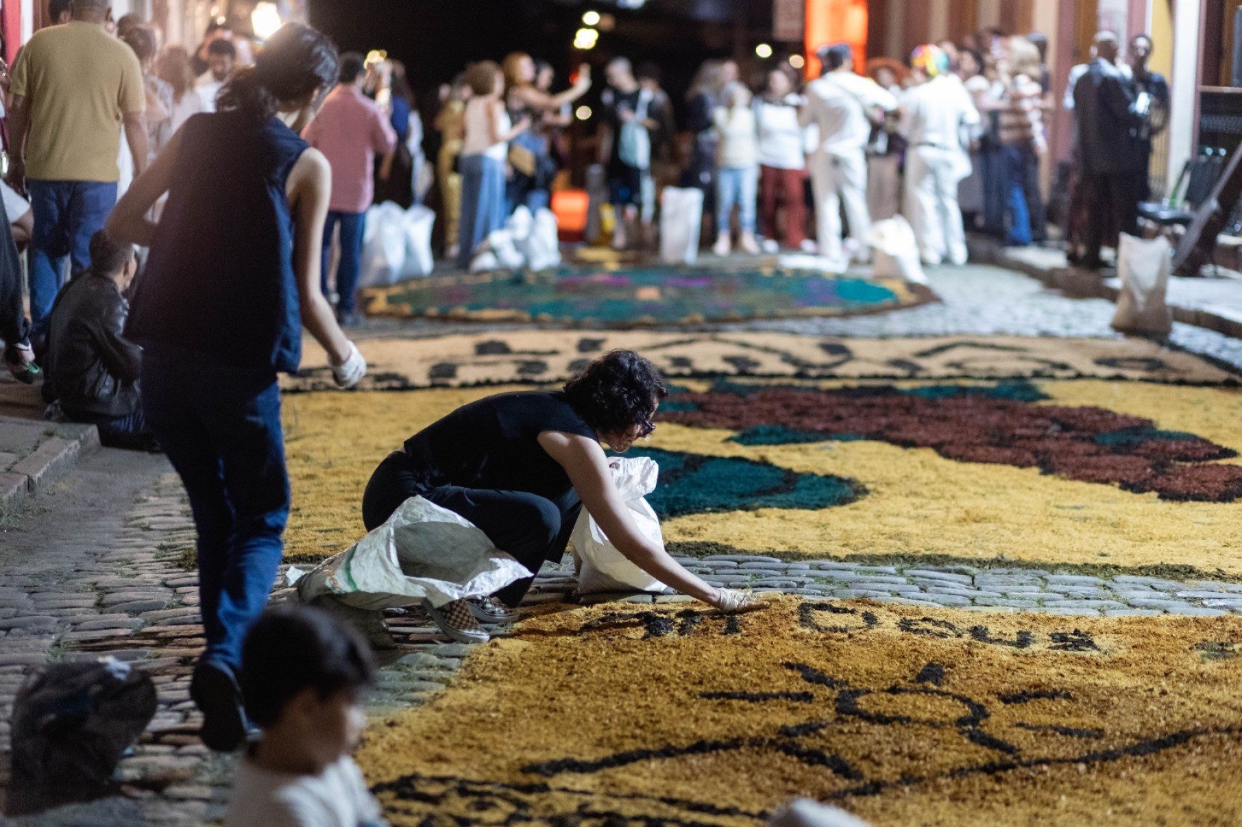 Durante a madrugada, dezenas de pessoas, entre moradores e visitantes, fizeram os tapetes devocionais-Ane Souz/Divulgação