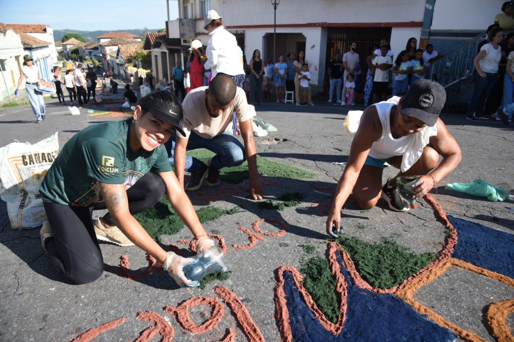 Missa de Páscoa e confecção dos tapetes, na Igreja de Santa Luzia-MG.-Gladyston Rodrigues/EM/D.A. Press