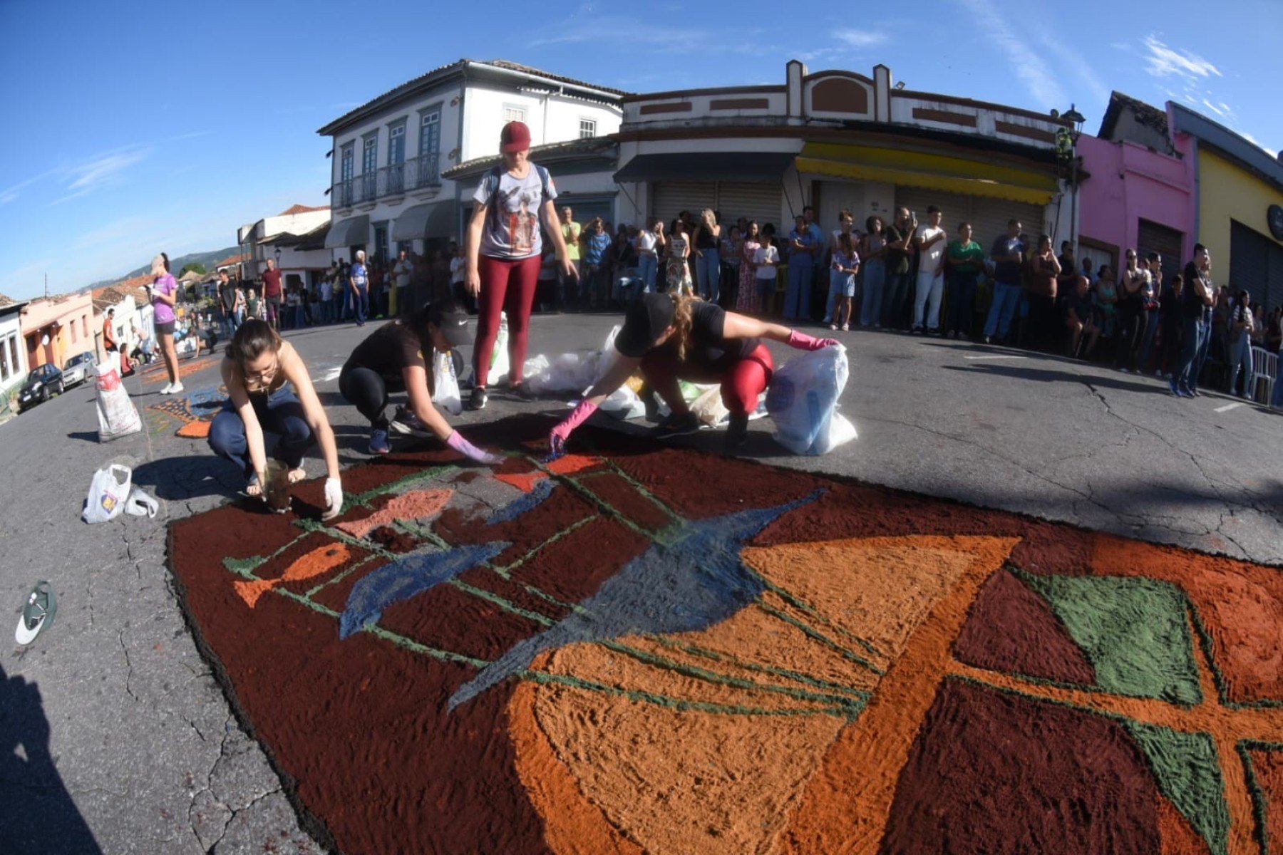 Missa de Páscoa e confecção dos tapetes, na Igreja de Santa Luzia-MG.-Gladyston Rodrigues/EM/D.A. Press