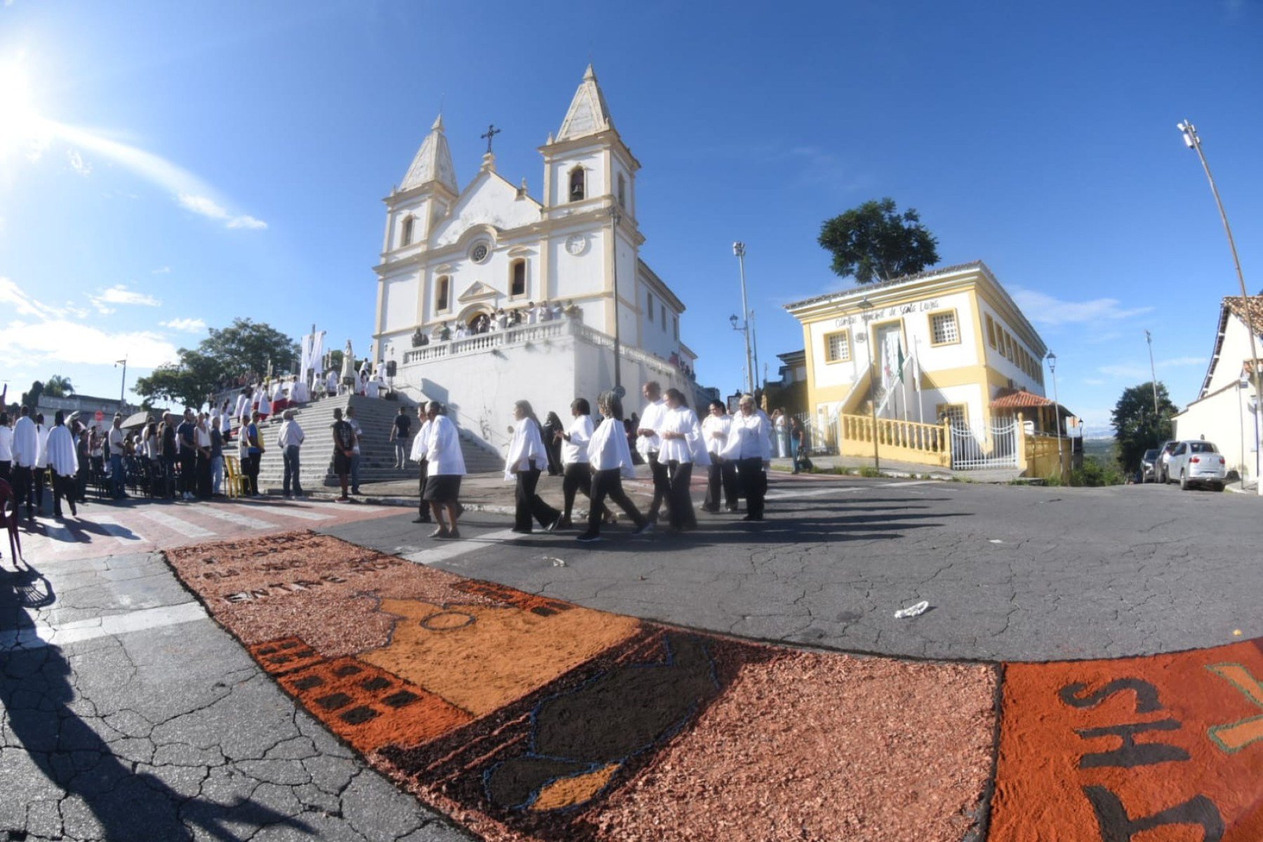Missa de Páscoa e confecção dos tapetes, na Igreja de Santa Luzia-MG.-Gladyston Rodrigues/EM/D.A. Press