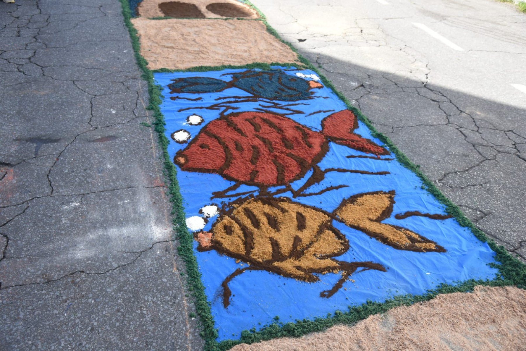 Missa de Páscoa e confecção dos tapetes, na Igreja de Santa Luzia-MG.-Gladyston Rodrigues/EM/D.A. Press