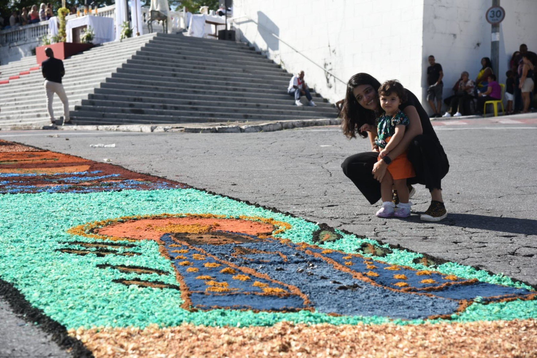 Missa de Páscoa e confecção dos tapetes, na Igreja de Santa Luzia-MG.-Gladyston Rodrigues/EM/D.A. Press