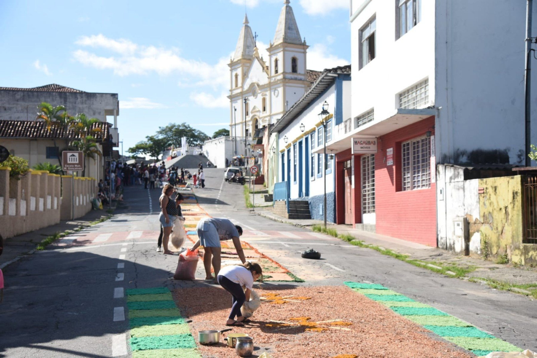 Missa de Páscoa e confecção dos tapetes, na Igreja de Santa Luzia-MG.-Gladyston Rodrigues/EM/D.A. Press