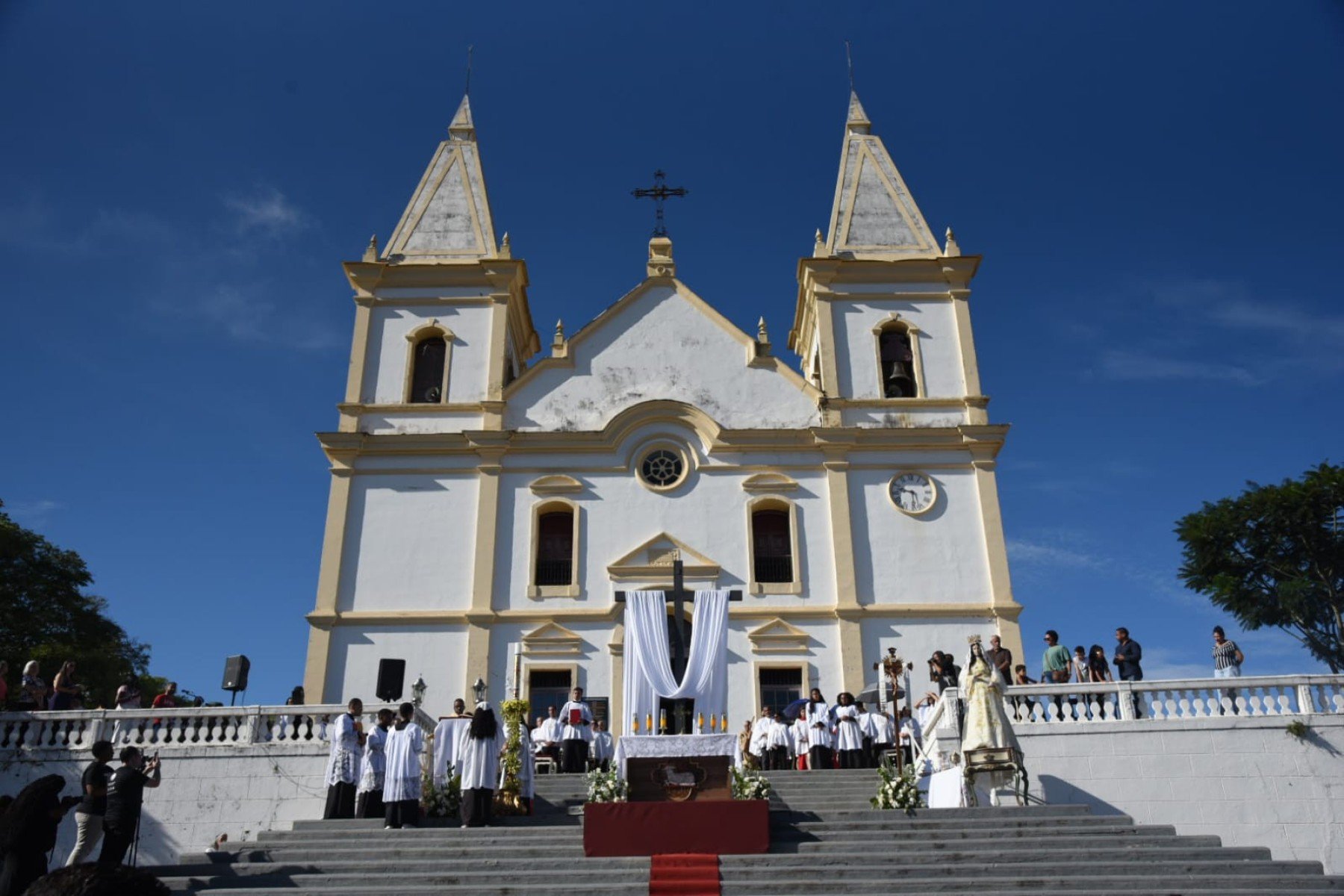 Missa de Páscoa e confecção dos tapetes, na Igreja de Santa Luzia-MG.-Gladyston Rodrigues/EM/D.A. Press