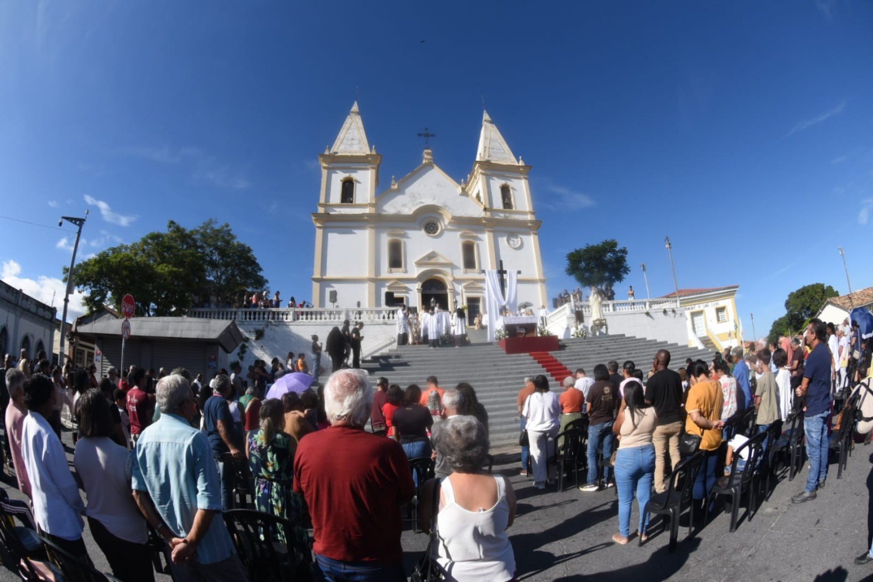 Missa de Páscoa e confecção dos tapetes, na Igreja de Santa Luzia-MG.-Gladyston Rodrigues/EM/D.A. Press