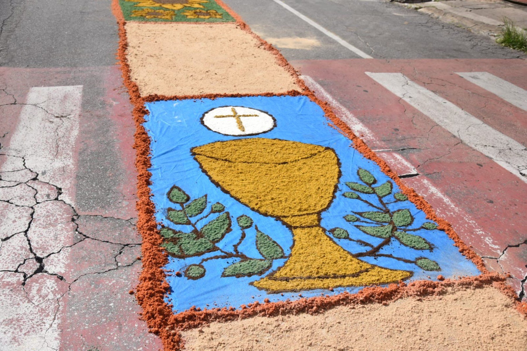 Missa de Páscoa e confecção dos tapetes, na Igreja de Santa Luzia-MG.-Gladyston Rodrigues/EM/D.A. Press