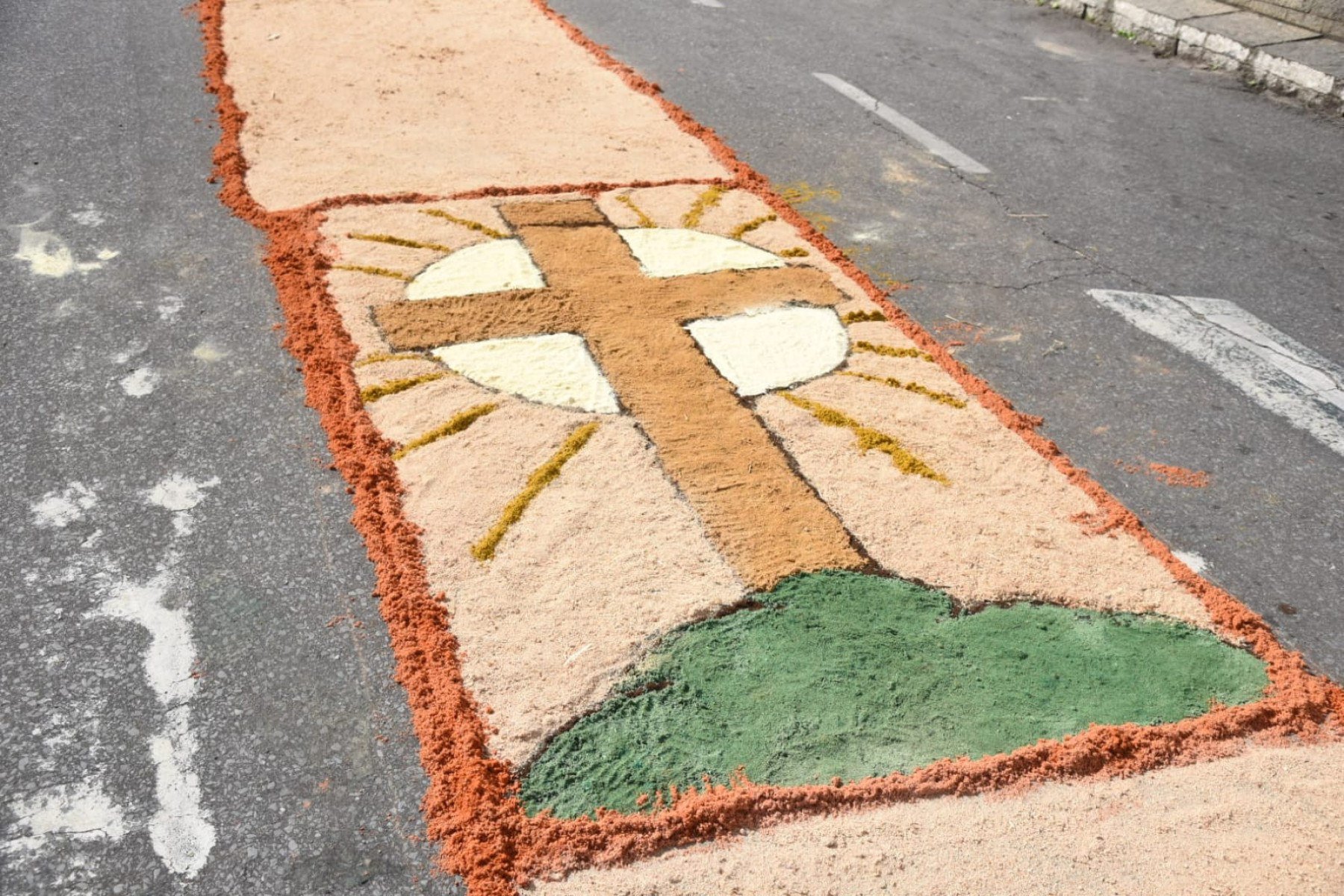 Missa de Páscoa e confecção dos tapetes, na Igreja de Santa Luzia-MG.-Gladyston Rodrigues/EM/D.A. Press