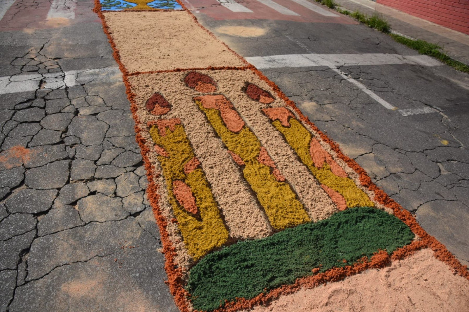 Missa de Páscoa e confecção dos tapetes, na Igreja de Santa Luzia-MG.-Gladyston Rodrigues/EM/D.A. Press