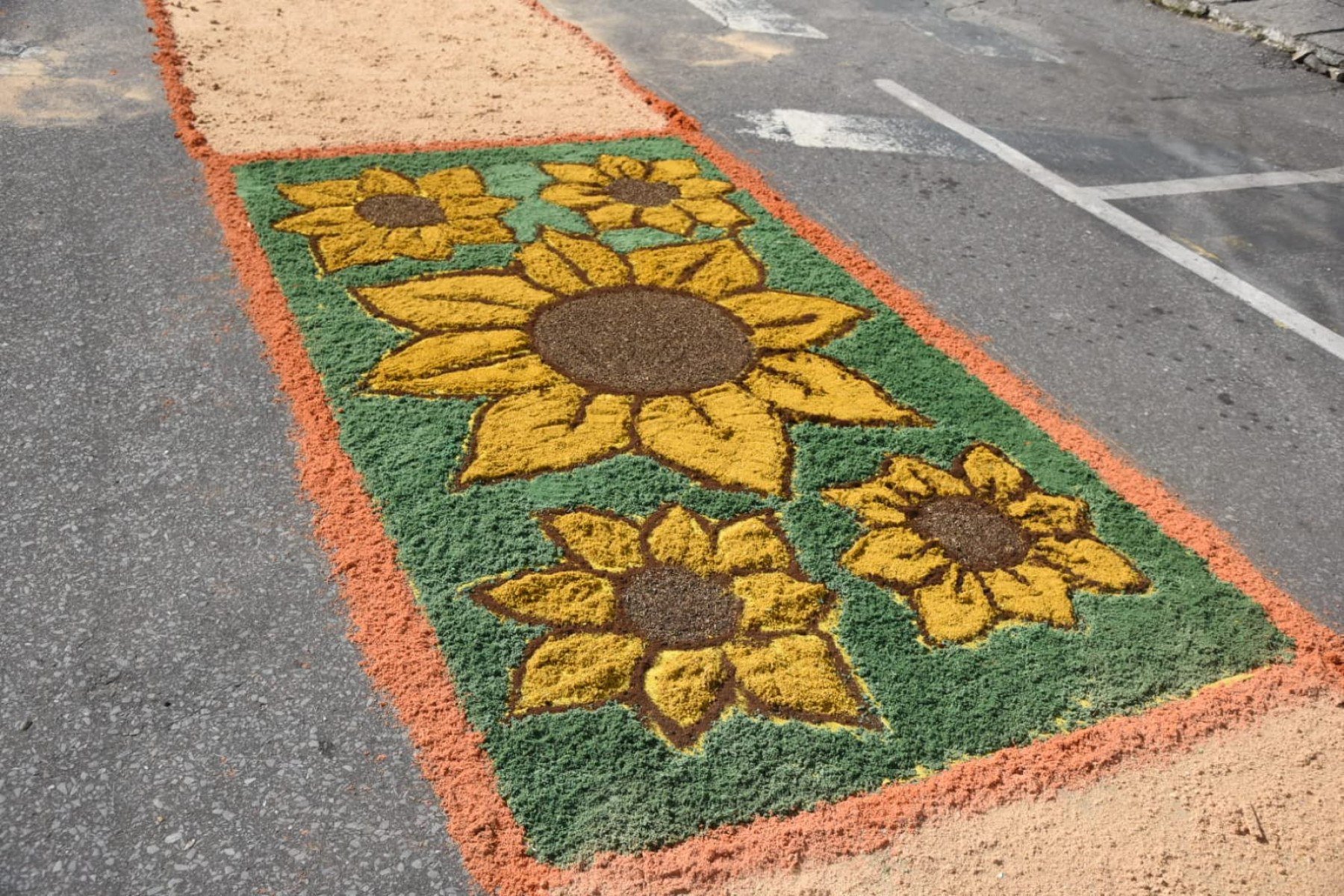 Missa de Páscoa e confecção dos tapetes, na Igreja de Santa Luzia-MG.-Gladyston Rodrigues/EM/D.A. Press