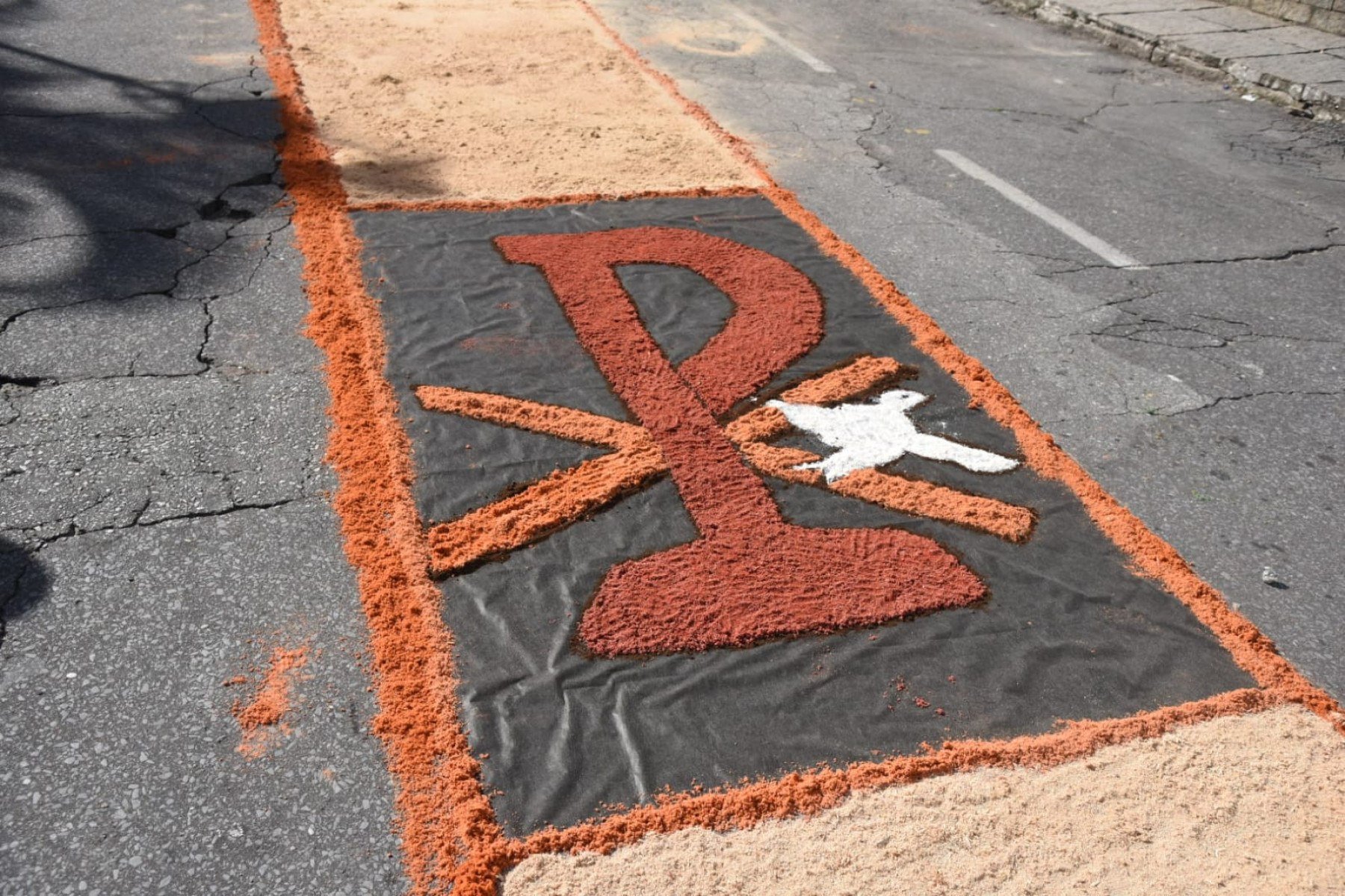 Missa de Páscoa e confecção dos tapetes, na Igreja de Santa Luzia-MG.-Gladyston Rodrigues/EM/D.A. Press