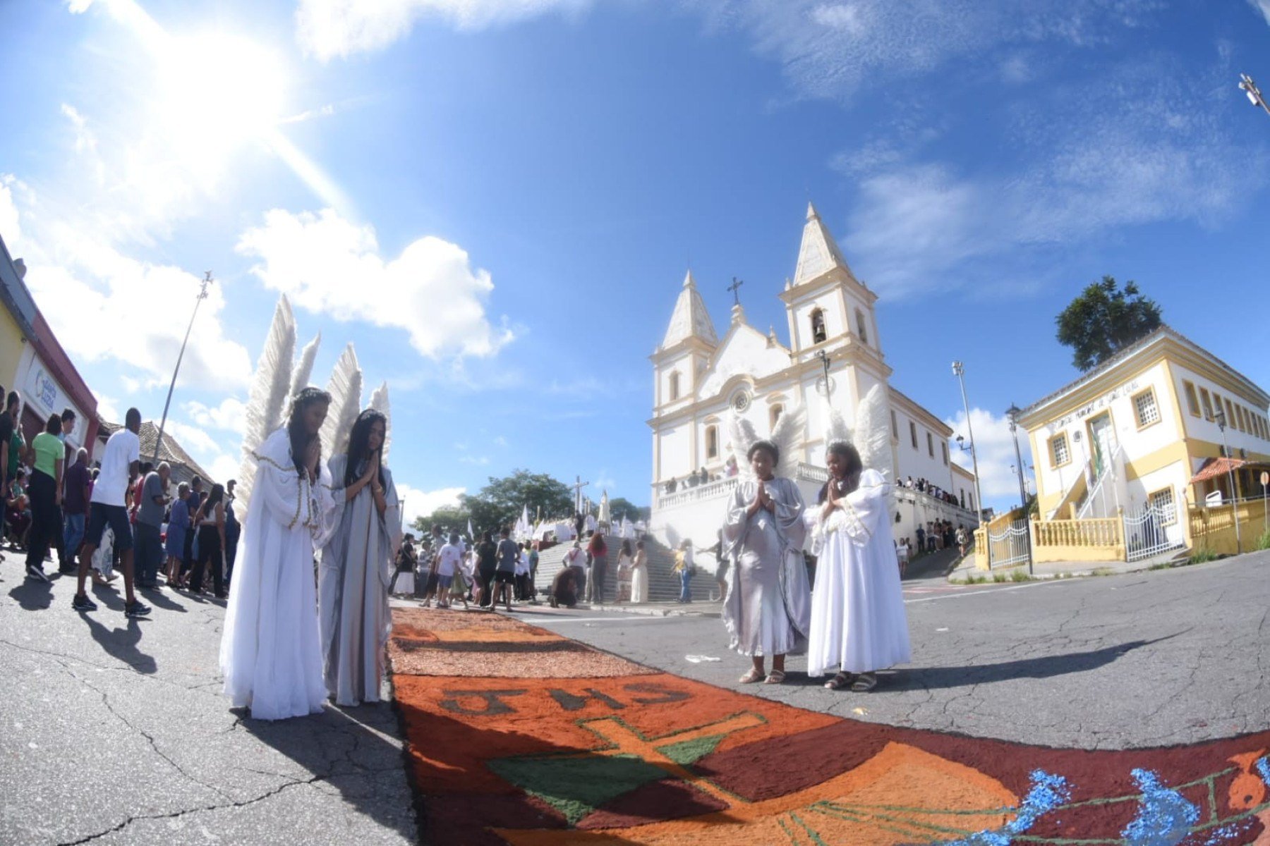 Missa de Páscoa e confecção dos tapetes, na Igreja de Santa Luzia-MG.-Gladyston Rodrigues/EM/D.A. Press