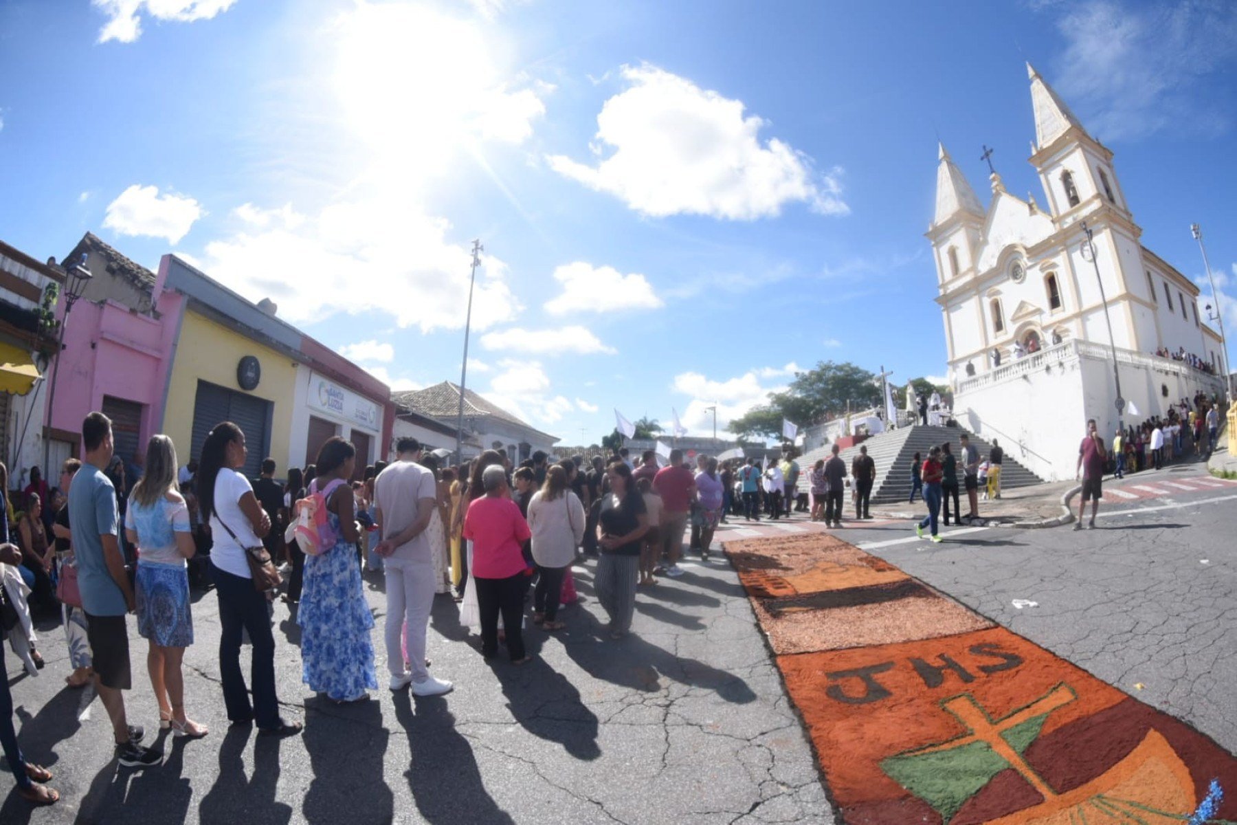 Missa de Páscoa e confecção dos tapetes, na Igreja de Santa Luzia-MG.-Gladyston Rodrigues/EM/D.A. Press
