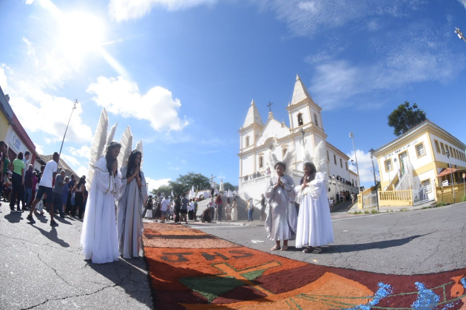 Missa de Páscoa e confecção dos tapetes, na Igreja de Santa Luzia-MG.-Gladyston Rodrigues/EM/D.A. Press