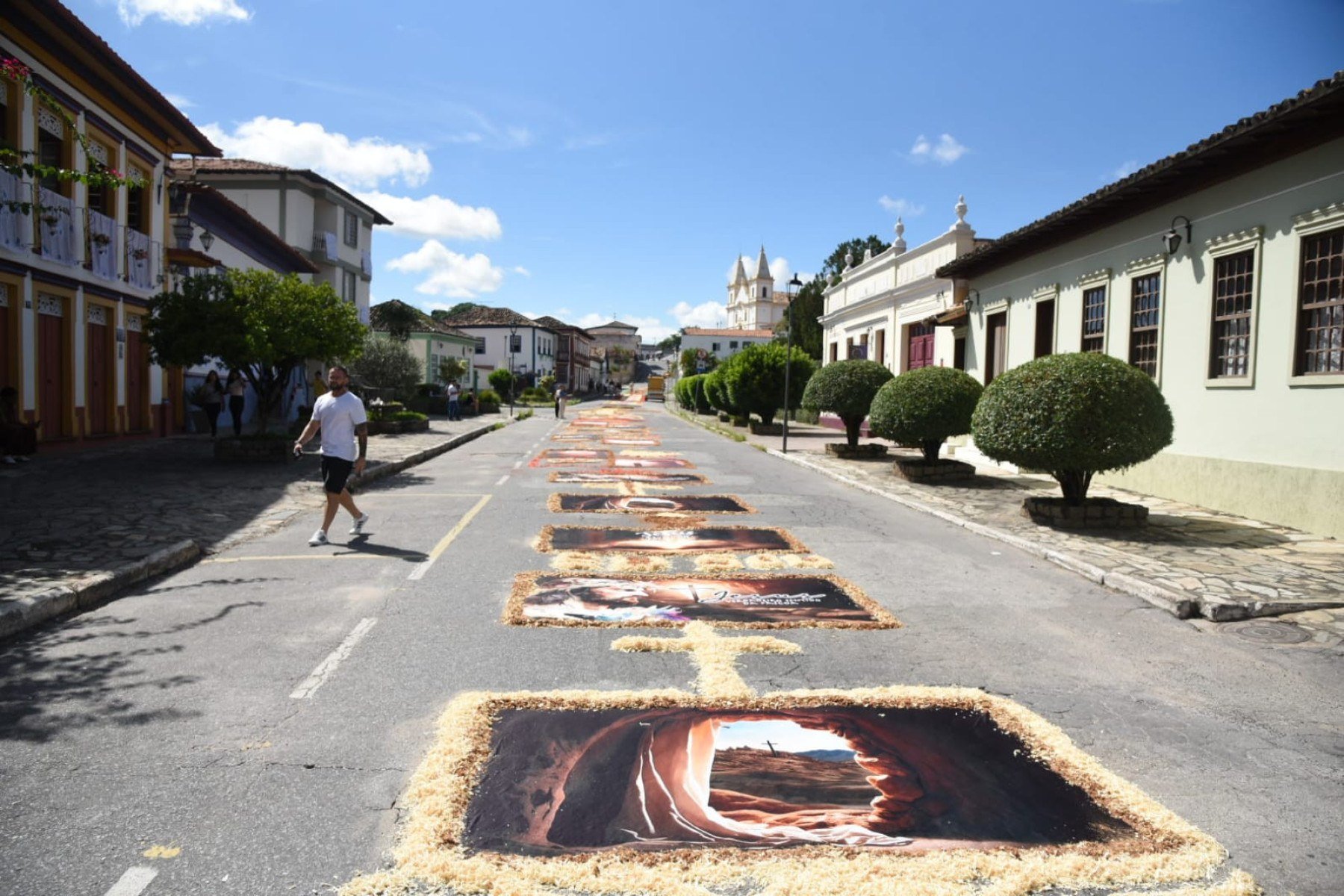 Missa de Páscoa e confecção dos tapetes, na Igreja de Santa Luzia-MG.-Gladyston Rodrigues/EM/D.A. Press