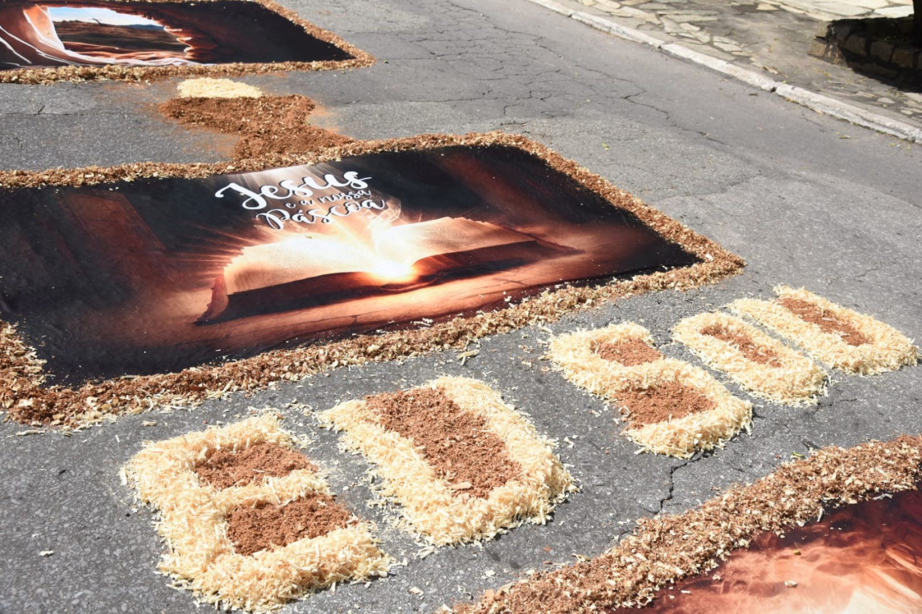 Missa de Páscoa e confecção dos tapetes, na Igreja de Santa Luzia-MG.-Gladyston Rodrigues/EM/D.A. Press