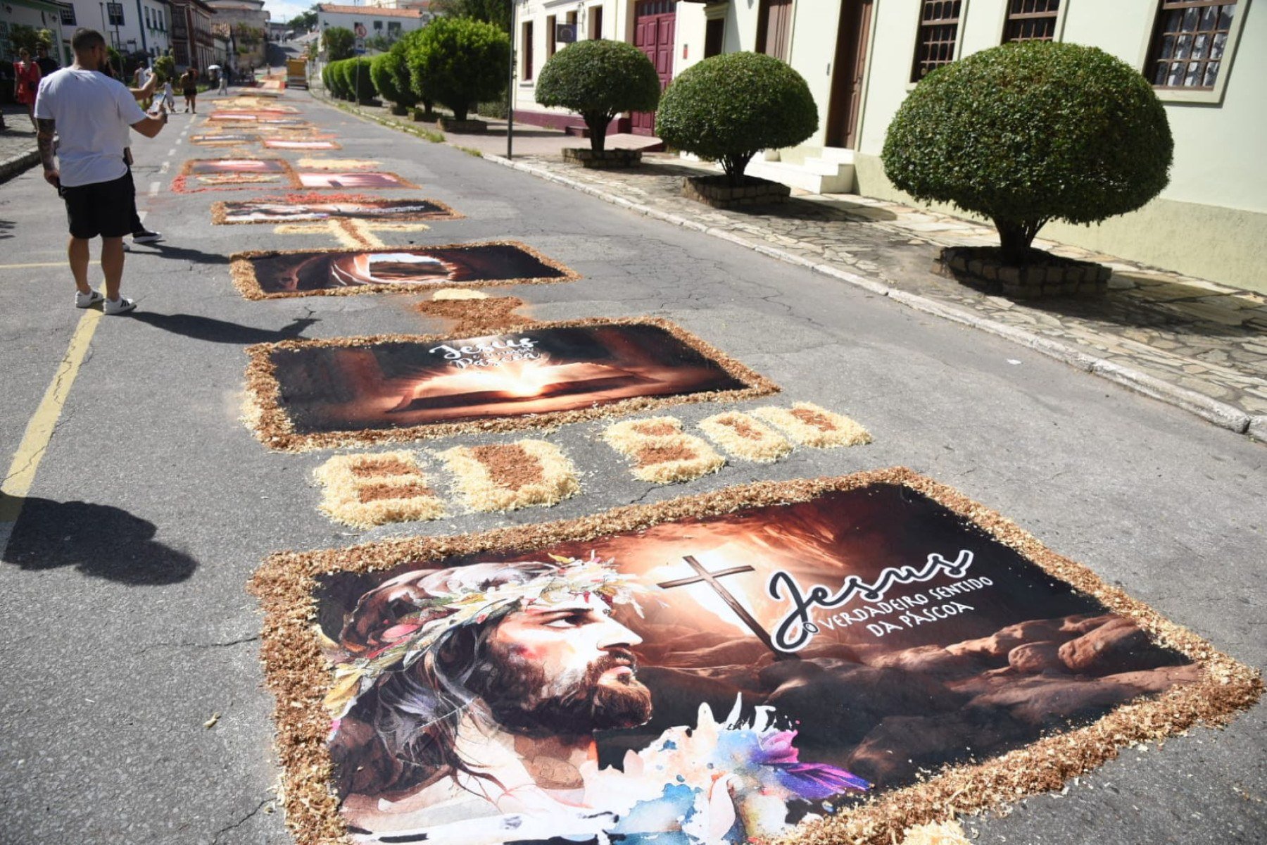 Missa de Páscoa e confecção dos tapetes, na Igreja de Santa Luzia-MG.-Gladyston Rodrigues/EM/D.A. Press