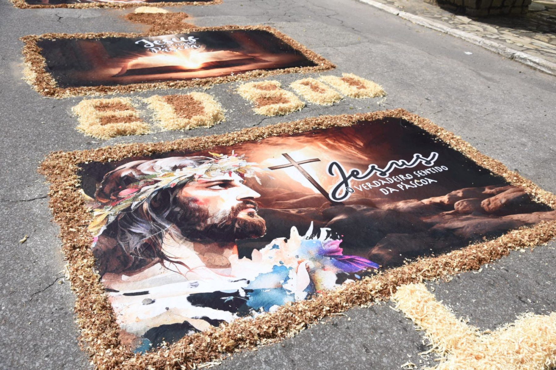 Missa de Páscoa e confecção dos tapetes, na Igreja de Santa Luzia-MG.-Gladyston Rodrigues/EM/D.A. Press