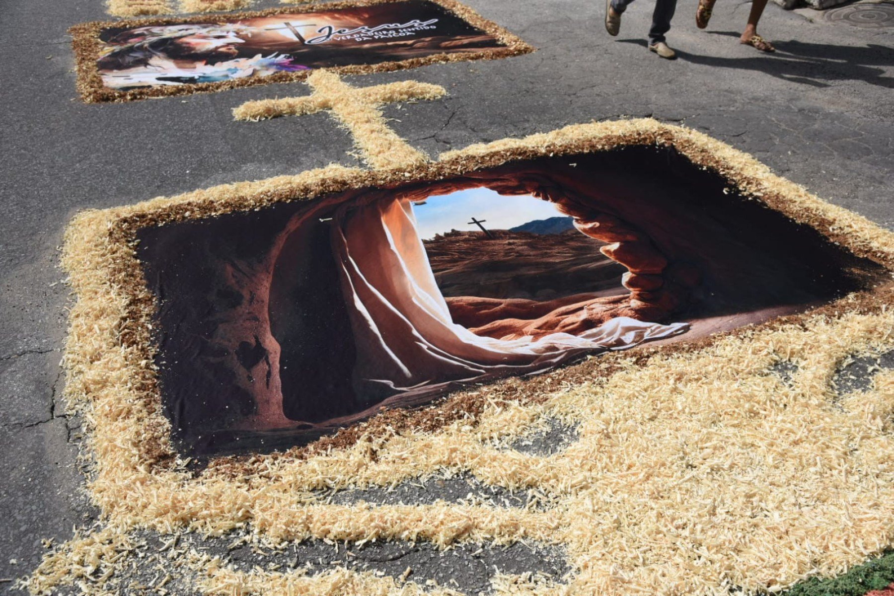 Missa de Páscoa e confecção dos tapetes, na Igreja de Santa Luzia-MG.-Gladyston Rodrigues/EM/D.A. Press