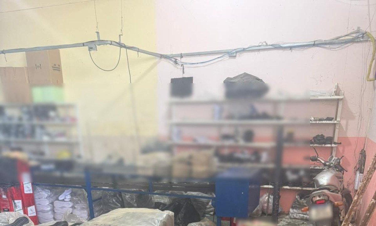 Segundo a PCMG, as condições da fábrica de calçados falsificados era insalubre-Divulgação/PCMG