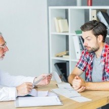 Saúde masculina: falta de diálogo impacta jornada contra o câncer - FreePik