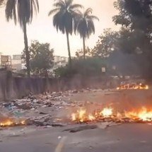 Moradores incendeiam pneus para protestar e bloqueiam rua de bairro em BH - Redes Sociais/Reprodução