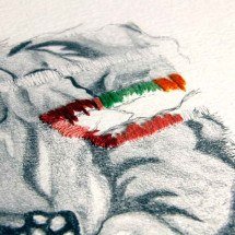 Artista expõe obras que mesclam retalhos, bordado e grafite sobre papel  - Rodrigo Antunes/Divulgação