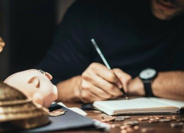 Planejar e revisar os gastos fixos &eacute; essencial para economizar, transformando a gest&atilde;o financeira em poupan&ccedil;a efetiva para o futuro. -  (crédito: Pexels)