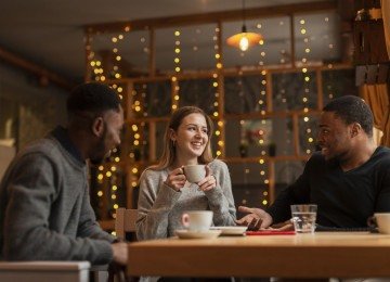 Do topo da montanha ao boteco: Enzo e o grupo Red Piu-Piu trocam poses por risadas, cerveja e amizade de verdade -  (crédito: Freepik)