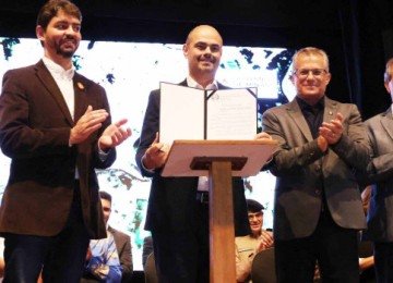 As ações foram anunciadas em uma cerimônia realizada no Teatro Municipal de Pouso Alegre -  (crédito: Karoline Barreto / Agência Minas)