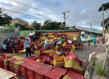Motorista não quis falar, está furioso com a população saqueando a carga e também as caixas -  (crédito: Wellington Barbosa/EM/D.A.Press)