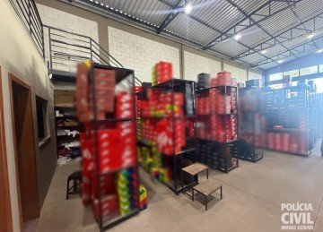PCMG cumpriu mandado de busca e apreensão em uma fábrica em Nova Serrana e dois depósitos em Ouro Branco. Cerca de 15 mil pares de calçados falsificados foram apreendidos -  (crédito: Divulgação/PCMG)