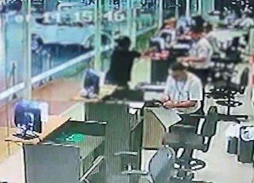 C&acirc;meras de seguran&ccedil;a flagraram momento em que o acusado entra na concession&aacute;ria de ve&iacute;culos e dispara contra funcion&aacute;rio  -  (crédito: Reprodu&ccedil;&atilde;o )