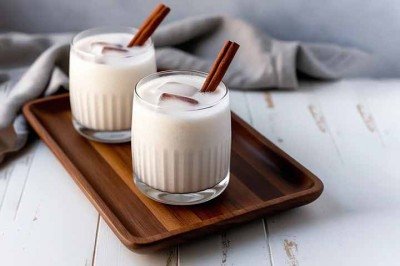 A horchata é uma bebida tradicional de origem espanhola consumida também em alguns países da América Latina. As receitas variam bastante conforme a região, mas compartilham características em comum: sabor adocicado, textura leve e consumo geralmente gelado, ideal para climas quentes.
 -  (crédito: Reprodução do Flickr Cast Iron Keto)