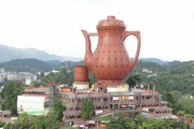 Um museu localizado na província de Guizhou, na China, se tornou um dos exemplos mais emblemáticos da arquitetura mimética mundial. Trata-se do Meitan Tea Museum.  -  (crédito: Reproduc?a?o/New China TV)